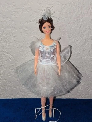 Cascanueces Película Barbie Blanco Tul Vestido Morena Pelo Bailarina Muñeca Lago de los Cisnes Foto 1 de 4