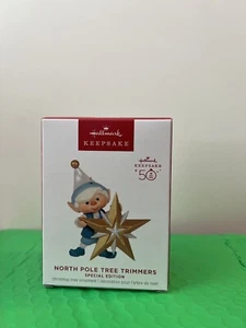 Adorno Hallmark 2023 ~ POLE NORTE POLE TREE REPINTADO EDICIÓN ESPECIAL ~ NUEVO - Imagen 1 de 4