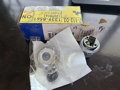 NOS BUICK LESABRE / OLDSMOBILE DELTA 88 - CUSTOM CRUISER REAR GATE LOCK KIT OEM - Image 1 of 4