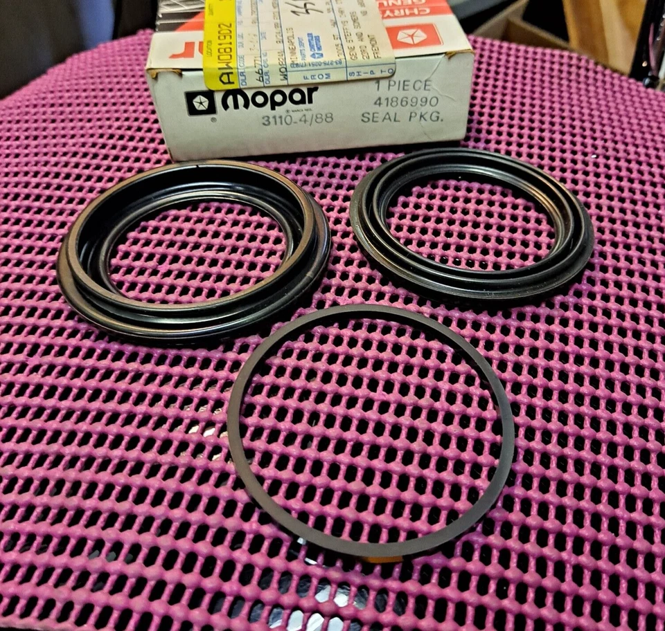 1981-1989 Plymouth Dodge Chrysler Nuevo de Lote Antiguo MoPar Kit de Sello de Pinza de Freno de Disco Delantero Foto 1 de 1