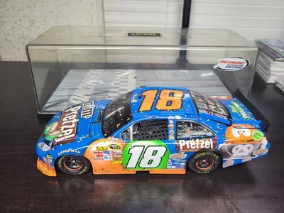 Kyle Busch 2011 Richmond Win doble autografiado 1/24 diecast Foto 1 de 4