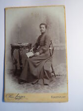 Klagenfurt - 1902 - sitzendes Mädchen - junge Frau mit Buch - Kulisse / KAB