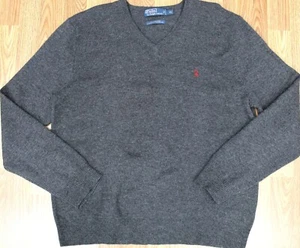 SUÉTER POLO RALPH LAUREN CUELLO EN V 100% LANA DE CORDERO GRIS Y ROJO Talla X-GRANDE, XL - Imagen 1 de 4
