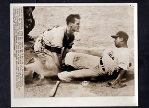 Sam Taylor & Chico Fernandez 1958 Press Photo Philadelphia Phillies Chicago Cubs - Picture 1 of 2