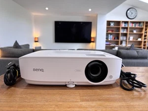 BenQ MW533 3,300 Lumens Home Cinema Projector HD 2x HDMI Only 32 Hours Used VGA - Picture 1 of 22