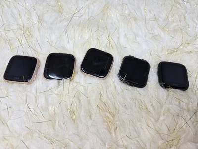 3 Fitbit Versa's, 2 Fitbit Versa 2's. Solo piezas. Foto 1 de 3