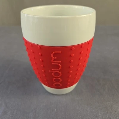 Taza de porcelana blanca BODUM Pavina 12 oz con empuñadura de silicona punteada roja 4,5" de alto usada en excelente estado  Foto 1 de 4