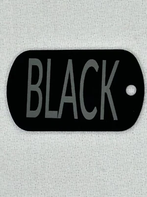 Un juego de etiquetas de perro personalizadas estilo militar grabadas con láser con cadenas Foto 1 de 4