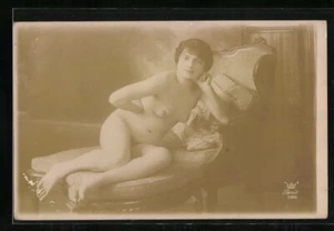 Fotografía W. V. Paris mujer desnuda en un sofá desnudo - Imagen 1 de 2