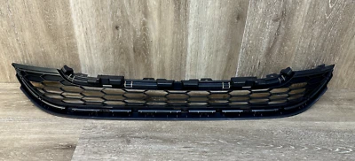 2010-11 HONDA CR-V FRONT GRILLE INSERT OEM PART # 71123-SXS-A0 - Image 1 of 4