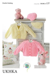 UKHKA 137 Cardigan e cappello bambino modello a maglia in DK 12-20" (31-51 cm) - Foto 1 di 3