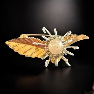 Antiguo broche de hojas Art Nouveau metales mezclados vidrio opalino broche en C prendedor - Imagen 1 de 9