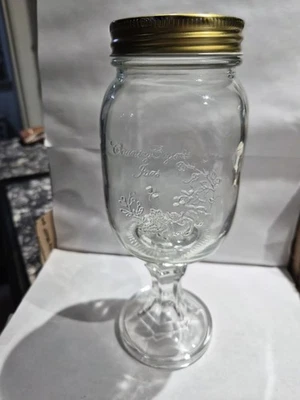 Copa de tarro de albañil con tallo de cabaña de vino de cuello rojo. Vidrio transparente grabado Foto 1 de 4