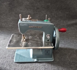 Mini macchina da cucire vintage Baby Brother blu con manuale, accessori, custodia. Funziona! - Foto 1 di 10