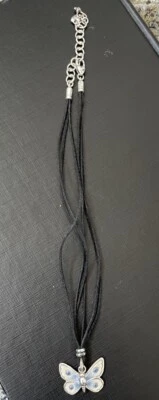 Colar de cordão preto esmaltado cristal folheado a prata borboleta azul Brighton - Imagem 1 de 4