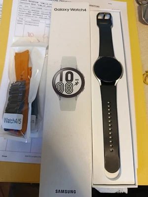 Samsung Galaxy Watch4 40mm Cassa di Alluminio, Cinturino Sportivo Nero, Orologio - Immagine 1 di 3