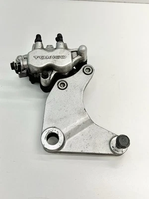 Оригинальный суппорт заднего тормоза 2004-2008 Kawasaki Vulcan VN 1600 Mean Streak с креплением - Изображение 1 из 4