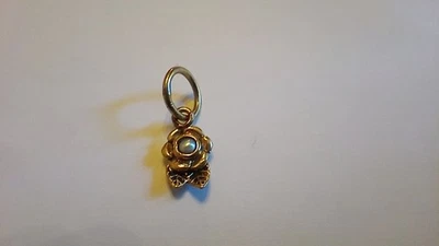 Dije de flor de latón con perla con flor y brillo poético encerado Foto 1 de 4