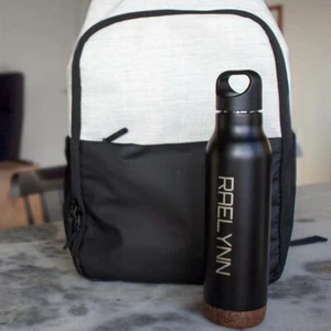 Botella de vacío de acero negra de doble pared grabada personalizada de 20 oz con base de corcho - Imagen 1 de 6