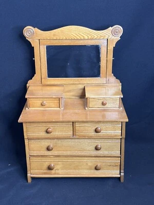 Antiguo aparador de muñeca miniatura de roble victoriano Eastlake con espejo muestra de vendedor Foto 1 de 4