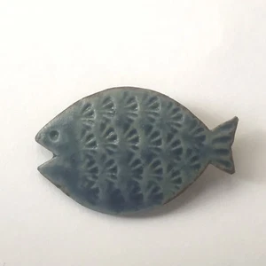 Keramik Handarbeit Fisch Pin mit blau gemustertem Kunstdruck  - Bild 1 von 8