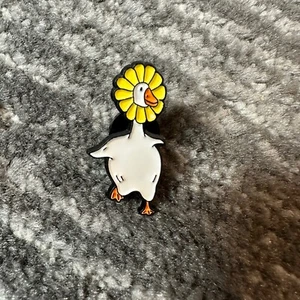 Enamel Pin Duck Flower Hat Cartoon Goose Brooch Lapel Jewelry Bird Backpack New - Picture 1 of 4
