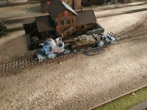 TRIX EXPRESS, WWII MILITARY HEAVY ARMED WAGON WITH A TANK LOADED, SCALE H0/HO - Picture 1 of 13