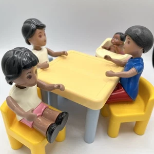 Vintage Little Tikes Puppenhaus Menge 9 Teile ~ 4er Familie ~ Tisch Stühle & Hochstuhl - Bild 1 von 8