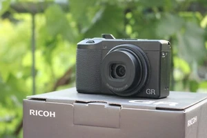 Ricoh GR III (24,2MP Digitalkamera mit Zubehörpaket Schwarz, 12261 Auslösungen) - Bild 1 von 17