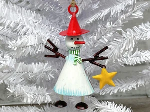 Muñeco de nieve de metal soldado pintado a mano estilo prim con adorno de árbol de Navidad estrella - Imagen 1 de 3