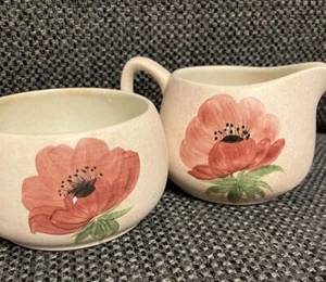 Jarra de leche pintada a mano vintage E Radford y azucarero anenomas rojos y morados. - Imagen 1 de 12