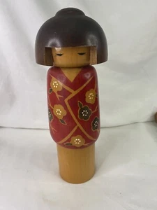 Vintage Creative Kokeshi Doll Signed Red Plum Blossom Floral Kimono Hair Bun - Bild 1 von 19