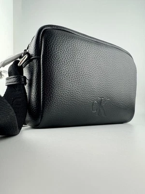 Bolsa tiracolo Calvin Klein couro pebbled – Preta – Nova com etiquetas Reg. US$ 89,50 - Imagem 1 de 4