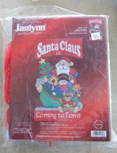 New Janlynn Plastic Canvas Craft Kit "SANTA CLAUS IS COMING TO TOWN" Christmas - Picture 1 of 3