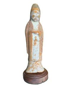 Pottery figure of a soldier, Tang Dynasty (618 - 970 AD) - Picture 1 of 1