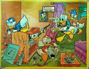 Walt Disney 1950s Tray Puzzle Donald Duck Daisy Huey Louie Dewey TV Set - Picture 1 of 1
