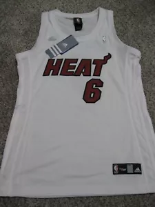 Camiseta deportiva Lebron James Miami Heat para mujer "King James" blanca Adidas réplica DAMA - Imagen 1 de 4