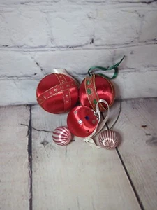 5 adornos navideños vintage envueltos en satén rojo con cinta A4 - Imagen 1 de 9