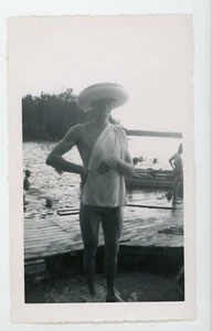 Chico sin camisa en traje de baño con juguete de flotación en la cabeza instantánea foto interés gay - Imagen 1 de 3