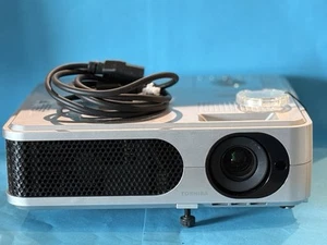 Toshiba TLP-X2000 XGA 3LCD Projector Beamer 2000 Lumens - 5,197 H - EXCL REMOTE - Bild 1 von 7