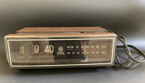 Vintage 80s GE General Electric 7-4305D Flip Number Clock Radio - For Parts! Cover