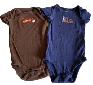2 Carters Jungen braun blau Daddy’s Team Captain Kurzarm Einteiler 9 Monate - Bild 1 von 5
