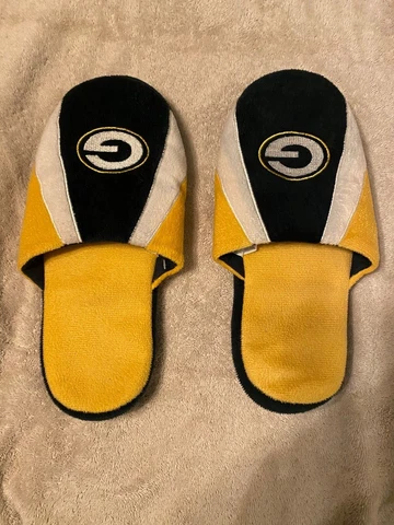 GREENBAY PACKERS HOUSE SLIPPERS MENS LARGE (11/12) MADE BY FOREVER COLLECTIBLES Cover