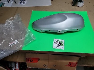 Yamaha XSR900 2016 cubierta del tanque de gasolina nuevo stock antiguo  Foto 1 de 4