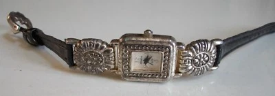 Женские модные повседневные часы с серебряной отделкой и черным кожаным ремешком - Изображение 1 из 4