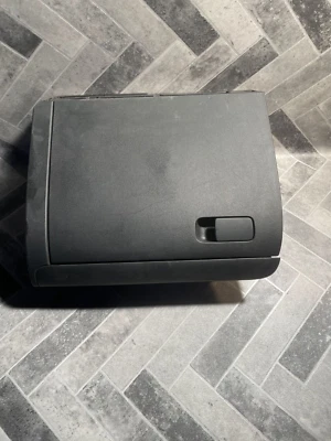 GUANTERA DE TABLERO 2010-2015 COMPARTIMENTOS DE ALMACENAMIENTO Volkswagen Jetta 5C7857114E82V Foto 1 de 4