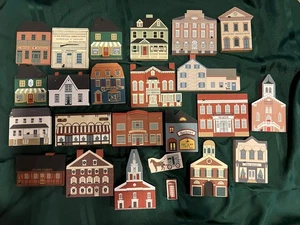 De colección The Cats Meow Village Coleccionable 24 Piezas Más Tres Duplicados - Imagen 1 de 17