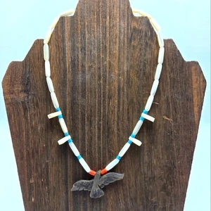 Colgante de pájaro de hueso tallado nativo americano años 70 con cuentas de coral rojo turquesa de colección - Imagen 1 de 6