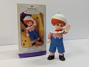 Ornamento Hallmark Keepsake 1999 Madame Alexander Mop Top Billy Raggedy Andy - Imagen 1 de 7