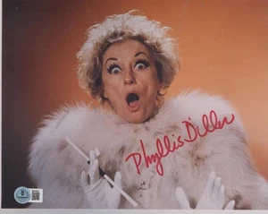 PHYLLIS DILLER FAMOUS COMIC SIGNED AUTOGRAPHED 8X10 PHOTO BECKETT BR54041 - Picture 1 of 1